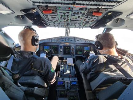 pilota e copilota durante il volo